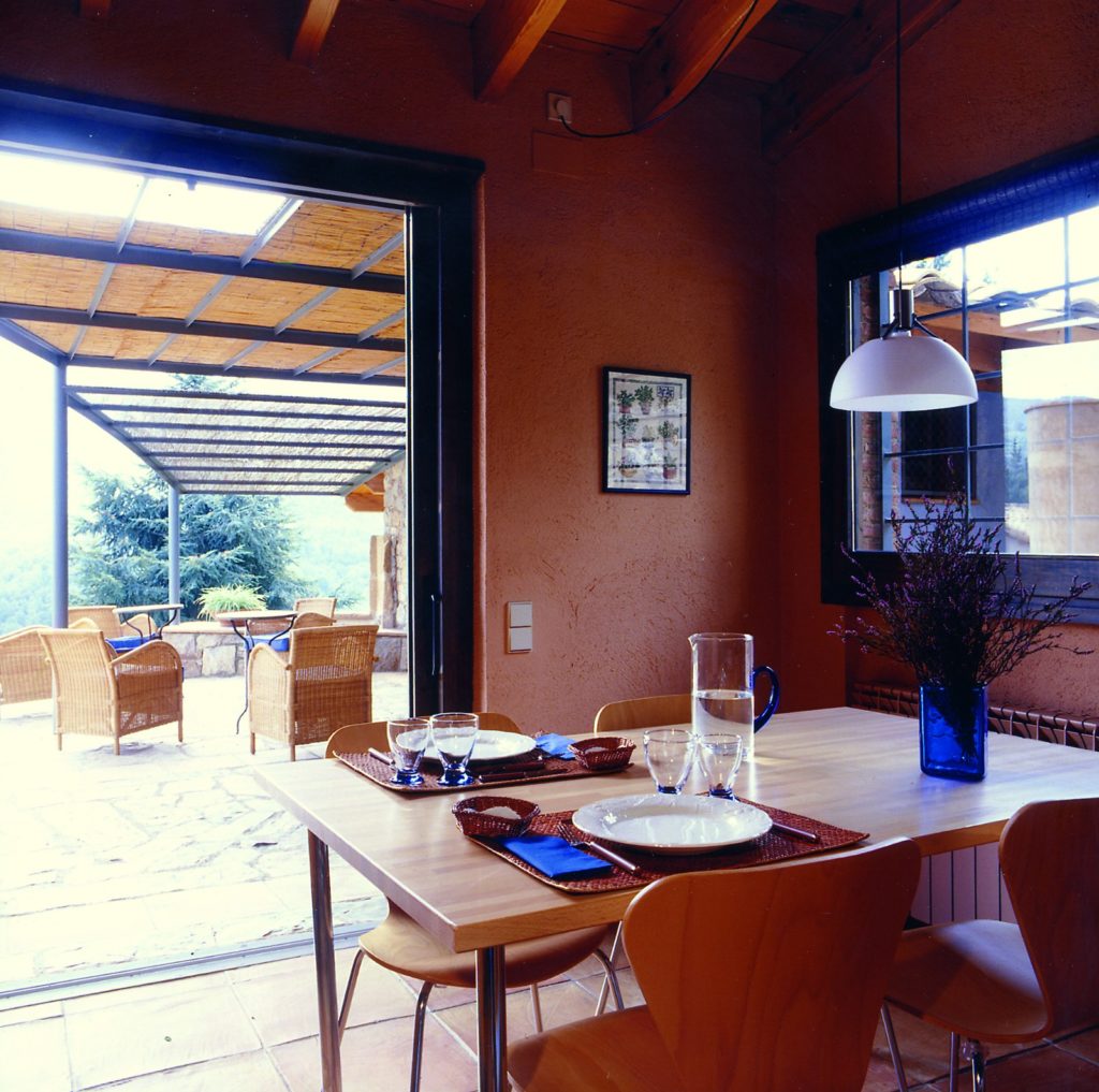 Menjador i terrassa d'una casa-taller davant del Montseny